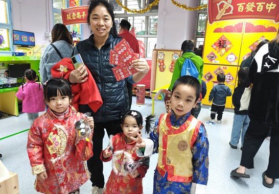 我們三兄妹的華服漂亮嗎?