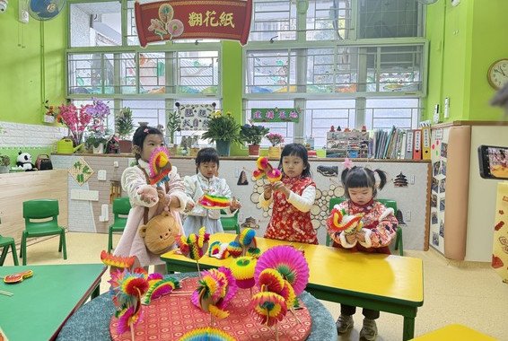 翻花紙變成不同的造型呢!