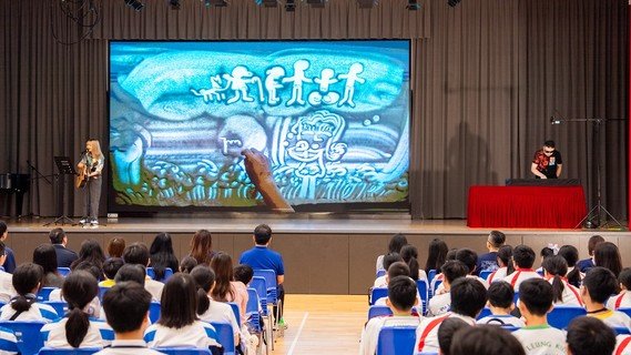 青年表演者结合沙画与音乐的「共感．同行」演出。