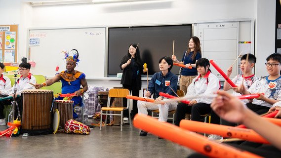 中信证券国际义工与学生分组参与特色工作坊。