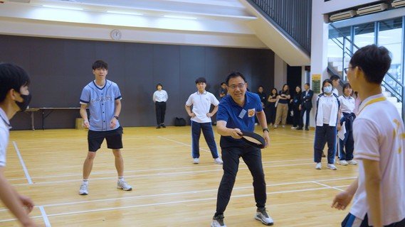 中信证券国际义工与学生分组参与特色工作坊。