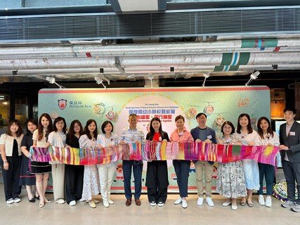 保良局李何芷韵主席（右七）及一众嘉宾主持艺术展开幕仪式。