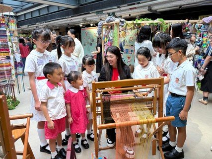 学生现场指导李何芷韵主席操弄SAORI织布机。