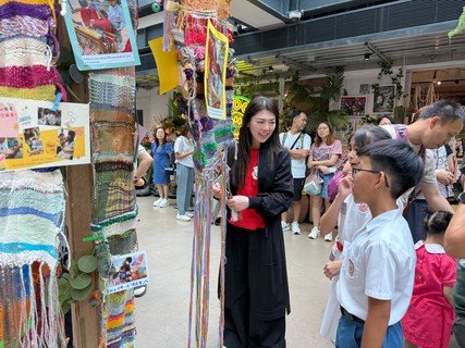 李何芷韵主席在学生导赏员带领下参观展览，与学生互动交流，感受编织带来的幸福感。