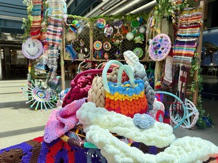 保良局幼小联校艺术展展示近300件编织作品，向市民传达爱与幸福感讯息。