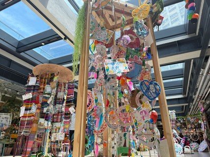 保良局幼小联校艺术展展示近300件编织作品，向市民传达爱与幸福感讯息。
