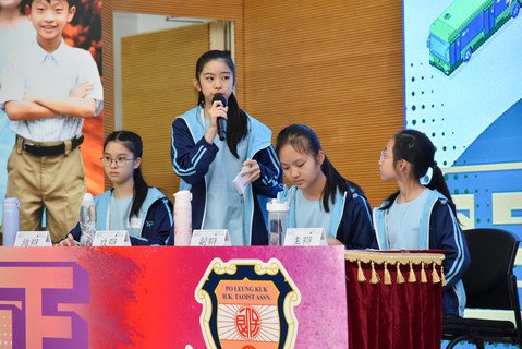 正反雙方就辯題「巴士應全面允許攜帶寵物上車」，慷慨陳詞。