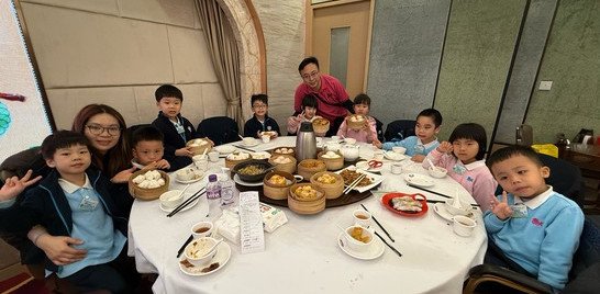 有姨姨陪我哋飲茶，好開心！