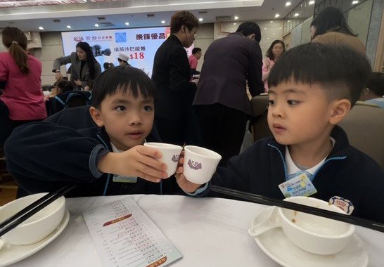 我哋飲杯熱茶先～呢杯係香片！