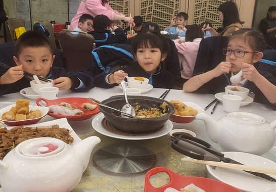 我哋學會用公筷來夾食物～清潔又衞生。