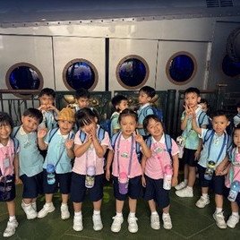 我哋排隊等候搭海洋列車上山頂！