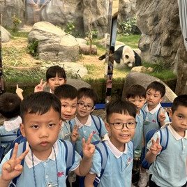 我哋同「盈盈、樂樂」合照。水㡳有啲咩呢？等我哋一齊望吓先～