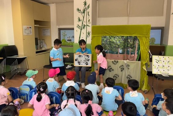 我哋同導賞員姐姐一齊搵熊貓腳印！