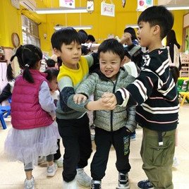 我同哥哥姐姐玩穿山洞，好開心！