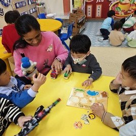 今日喺快樂嘅兒童節，我哋交換玩具玩啦～