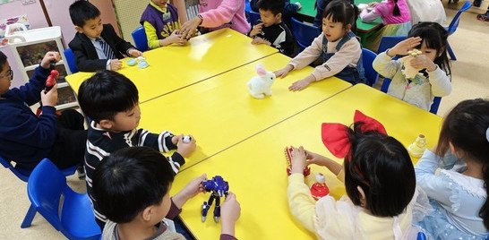 今日喺快樂嘅兒童節，我哋交換玩具玩啦～
