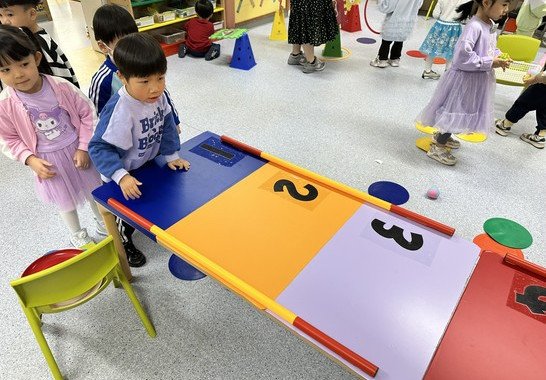 我哋排隊拋飛碟～睇吓拋得有幾遠先～