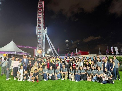 相片二︰
活動結束後，瑞銀集團及保良局代表與一眾出席活動的應屆考生合影留念，並向他們送上祝福和鼓勵。
