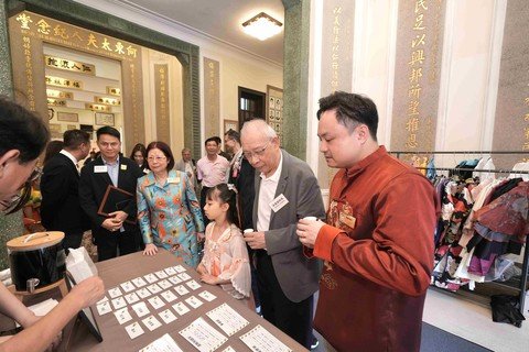 一众嘉宾於典礼后参观保良凉茶档摊位。