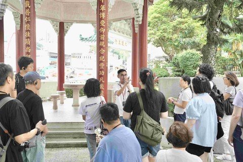 东保一家古迹游活动由上环开始，参观过东华医院大礼堂及广福祠后，下午继续於保良局总部参观。