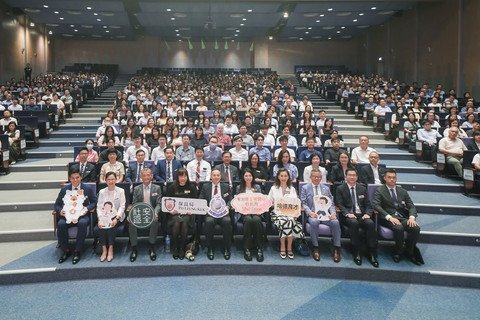 一眾嘉賓及本局屬下中學教職員出席中學教育研討會。