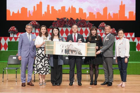 保良局主席李何芷韻太平紳士（左三），連同保良局董事會成員及管理層代表保良局致送紀念品予警務處周一鳴處長（中）。