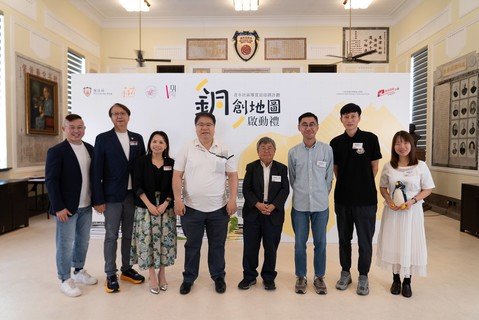 一众主礼嘉宾与导师合照。