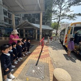 這是復康巴士，接載有困難嘅殘疾人士。