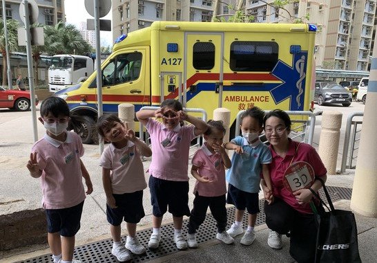 這是黃色的「特別支援隊」救援車，與白色救護車不同呢!