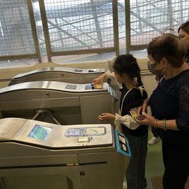 嘟! 我們去尖沙咀碼頭乘渡海小輪。