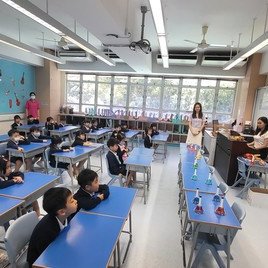 老師向我們介紹Rainbow Bell。