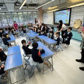 我們跟住老師用樂器伴奏Twinkle Twinkle Little Star。