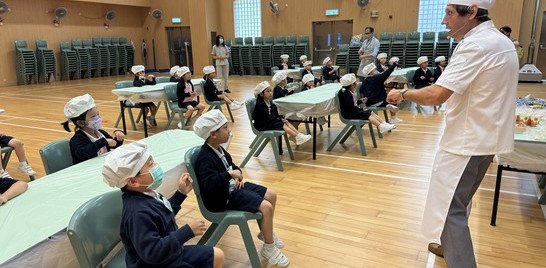 廚師用英文介紹製作食物的步驟。