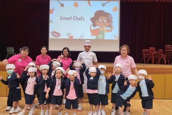 我們第一次到小學參加英文、音樂活動，好開心。