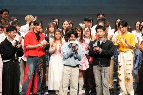 劇團成員於台上分享排練劇場的點滴。