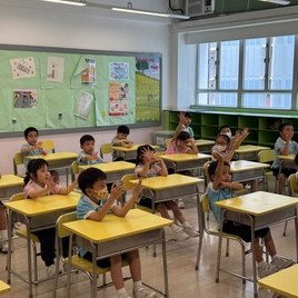 我們畢業啦!我們在小學專心地上課‧