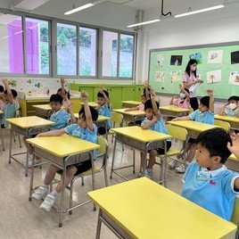 我們在小學專心地上課‧