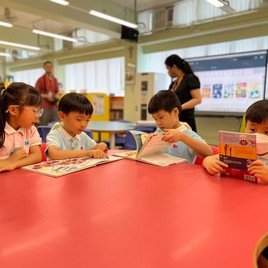 我們在圖書館專注地看書。