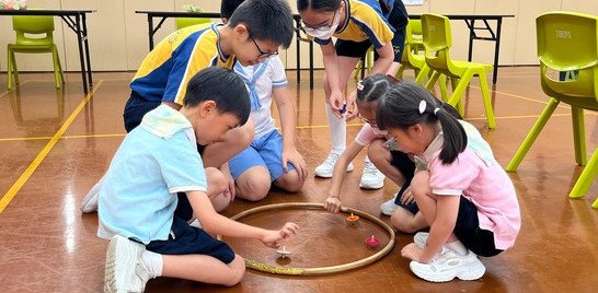 大家一起玩陀螺。