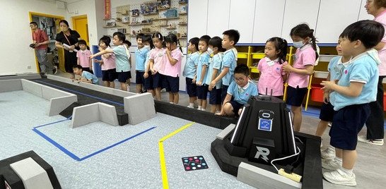 學校可以玩賽車好特別啊! 