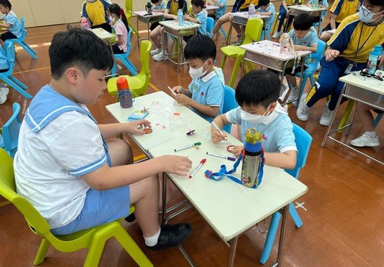 哥哥和我們一起做陀螺。