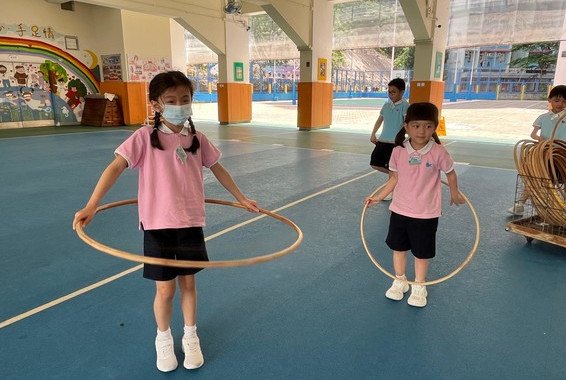 小息可以到操場和好朋友玩真開心!