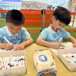 我們創作公仔，稍後投影在藝術展的互動牆上。