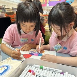 我們創作公仔，稍後投影在藝術展的互動牆上。