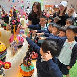 看!這是我們合作創作的作品呢!  