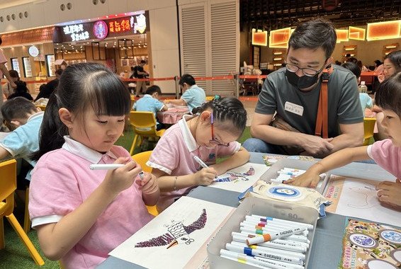 我們創作公仔，稍後投影在藝術展的互動牆上。