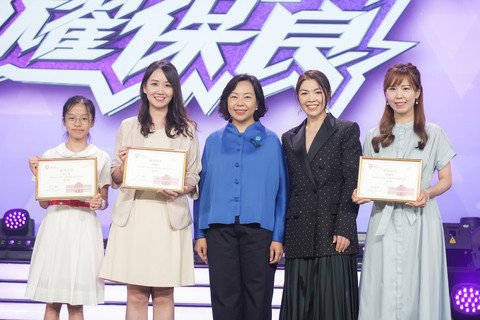 民政及青年事務局局長麥美娟女士, SBS, JP代表保良局為「保良局147周年主題曲填詞創作比賽」頒獎，以嘉許及表揚三甲得獎者的努力。