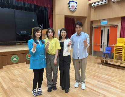 保良局主席李何芷韻太平紳士（右二）、藝人「三太」樊亦敏（左一）及「風少」陳浚霆（右一）到訪保良局陳麗玲（百周年）學校，與「擁抱愛．共融計劃」的參與學生畫畫，並了解他們對計劃的感受和得著。