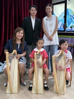 節目籌委會聯席主席暨保良局副主席何猷亨先生（後排左一）聯同藝人兼保良局校友余香凝（後排右一）到訪保良局曾星如幼稚園，跟保良局校友、陳希婷校長（前排左一）交流。