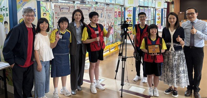 節目籌委會主席暨保良局副主席鄧宣宏雁女士（右二）聯同藝人周勵淇（左四）到訪保良局余李慕芬紀念學校，跟照顧者古爸爸（左一）見面交流。